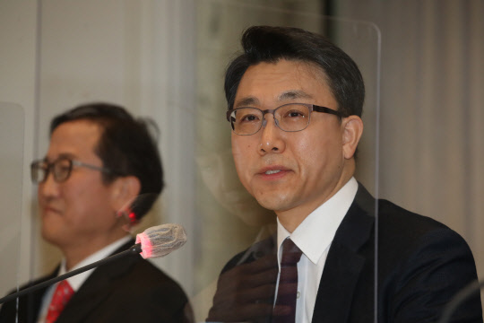 김진욱 고위공직자범죄수사처장이 25일 오전 서울 중구 한국프레스센터에서 열린 관훈클럽 주최 포럼에서 '민주공화국과 법의 지배'를 주제로 기조 발언을 하고 있다.  연합뉴스